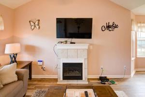鸽子谷Best spot for you and the family in Sevier County的客厅设有壁炉和墙上的电视