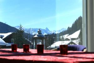 达沃斯The Holiday Home Davos的山景客房 - 带桌子