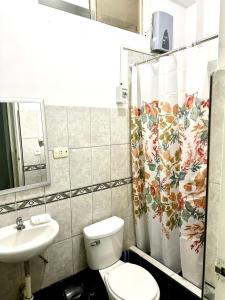 塔克纳Morada Apart的一间带卫生间和水槽的浴室