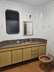 圣维森特岛Apê Itararé em São Vicente/SP的一间带水槽和卫生间的浴室