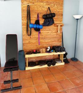 Hacienda Verde Luz的一个带拳击设备和椅子的墙壁的房间