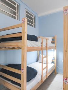 库里提巴Hostel Kaizen的双层床间 - 带两张双层床