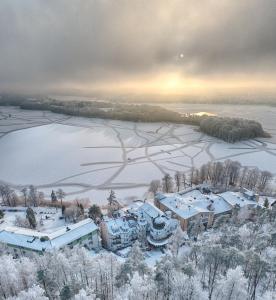 姆拉哥沃太阳能宫SPA&康体酒店的雪地中度假村的空中景观