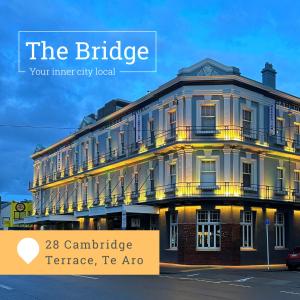 惠灵顿The Cambridge Hotel的一座建筑物,上面有读过桥桥桥露台的标志