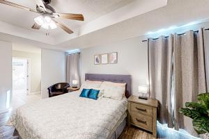 弗利Amazon Riviera的一间卧室配有一张床和吊扇