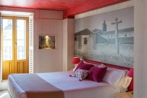 圣洛伦索-德埃斯科里亚尔德马丁酒店的一间卧室配有一张壁画床
