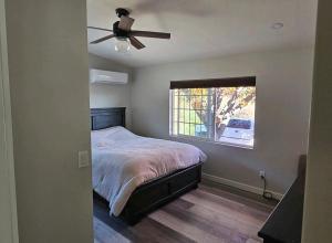 BradleyEagles Nest is a 40-acre 1400 Sqft Custom Home的一间卧室配有一张床和吊扇