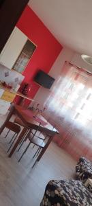 拉韦纳蓬泰特雷萨B&B MANITO的一间设有桌子和红色墙壁的餐厅