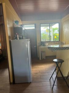 利比里亚Casa Sendero的厨房配有白色冰箱和台面
