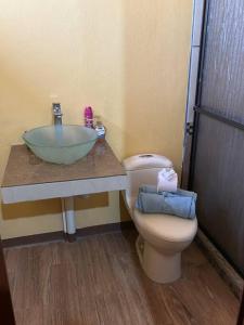 利比里亚Casa Sendero的一间带水槽和卫生间的浴室