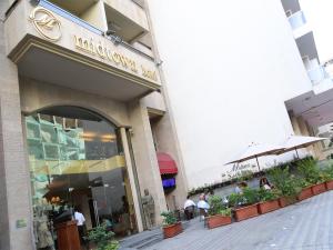 贝鲁特Midtown Hotel & Suites的大楼前的商店,外面的人