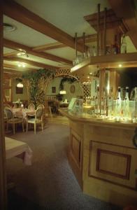 巴特施米德贝格Hotel und Restaurant Sackwitzer Mühle的餐厅设有酒吧,配有桌椅