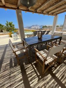 考弗尼西亚VILLA THEIA - SELENE , appartement de charme pour 4 à 6 personnes prés de la plage et du village de Koufonissi的海景甲板上的桌椅