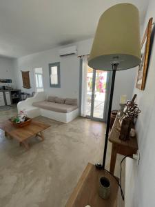 考弗尼西亚VILLA THEIA - SELENE , appartement de charme pour 4 à 6 personnes prés de la plage et du village de Koufonissi的一间带灯和沙发的客厅