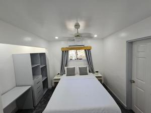First BightCasa Margarita的卧室配有白色的床和窗户。