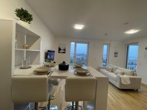 舍讷费尔德Luxurious and stylish apartment at BER Airport的厨房以及带桌椅的起居室。