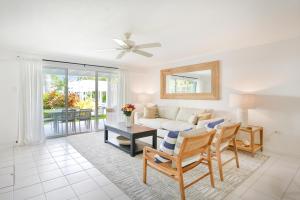 乔治敦Coconut Bay Villas #113的客厅配有沙发和桌子