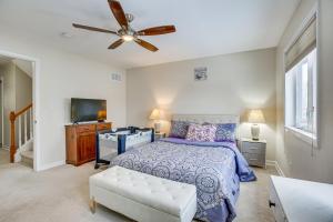 威尔明顿Wilmington Vacation Rental Less Than 2 Mi to Downtown!的一间卧室配有一张床和吊扇