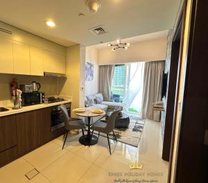迪拜Reva residence suite burj Khalifa view ,Kings的厨房以及带桌椅的起居室。