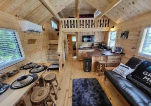 赛维尔维尔Picturesque Family Cabin with Loft in Tennessee的小木屋内的客厅和厨房