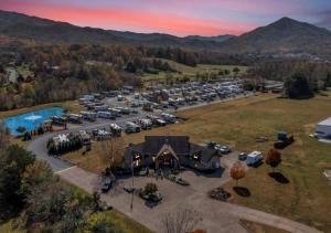 赛维尔维尔Picturesque Family Cabin with Loft in Tennessee的停车场的空中景观,停车场有停车位