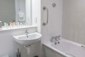 庞蒂浦贝斯特韦斯特庞蒂浦新城酒店的白色的浴室设有水槽和浴缸。