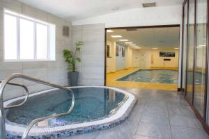 拉特沃思贝斯特韦斯特普拉斯乌勒斯托普法院酒店&高尔夫俱乐部的一座大楼内带热水浴池的游泳池