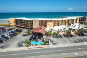 德通纳海滩海岸Hawaiian Inn 431的享有酒店空中景色,设有停车场和大海