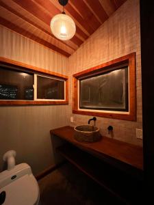 内华达城Magical Yurt in the woods - 2 miles from town的一间带水槽和卫生间的浴室