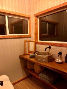 内华达城Magical Yurt in the woods - 2 miles from town的一间带水槽和镜子的浴室