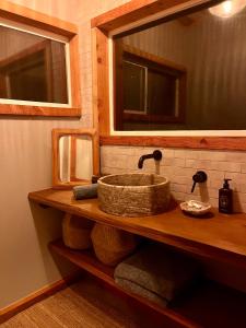 内华达城Magical Yurt in the woods - 2 miles from town的一间带石制水槽和镜子的浴室