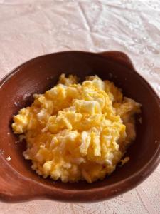 平托Cabañas Rukaparra的桌上放一碗通心粉和奶酪