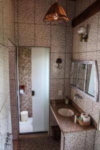 阿尤鲁奥卡Pousada Estalagem Mirante的一间带水槽和镜子的浴室
