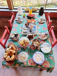 阿尤鲁奥卡Pousada Estalagem Mirante的盛满食物和食物的桌子