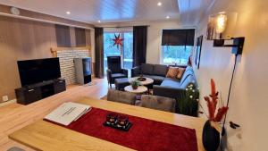 艾于兰Otnes Fjordside的客厅配有沙发和桌子