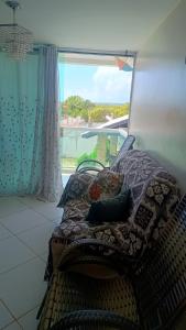 雅克南apartamento em Jacumã的一张位于带大窗户的房间内的床铺