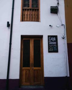 波哥大Casa Dreamer Bogotá的一座有门和标志的建筑