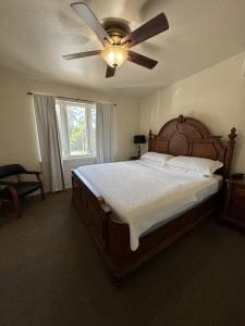 卡帕阿珊瑚礁酒店的一间卧室配有一张大床和吊扇
