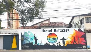 福塔莱萨Hostel Baltazar的挂着旅馆凉亭壁画的墙壁