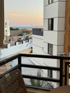 沙姆沙伊赫Montazah seaside homes的享有建筑景致的阳台