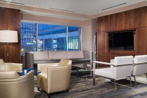 芝加哥芝加哥市中心万豪AC酒店 的客厅配有沙发、电视和椅子