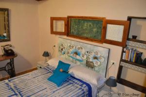 埃尔米瓜One bedroom chalet with terrace and wifi at Hermigua 3 km away from the beach的一间卧室配有一张壁画床