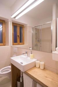 斯普利特Apartment Traces的白色的浴室设有水槽和卫生间。