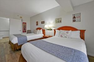奥兰多I-DRIVE SUITES的酒店客房带两张床和一间浴室