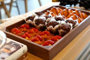 广州广州新世界酒店的一张桌子上放着松饼和草莓的托盘