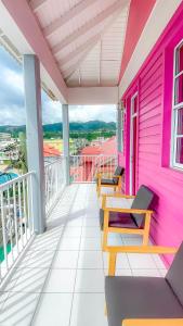 罗索拉弗拉姆博昂特酒店的阳台的粉红色房子,配有长凳