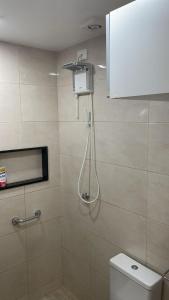 里约热内卢Apt prox Petrobras的带淋浴的浴室和卫生间
