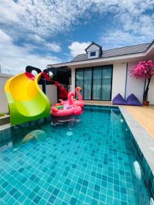 梭桃邑Patteera Pool Villa Sattahip的房屋内带充气设施的游泳池