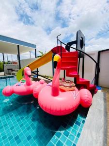 梭桃邑Patteera Pool Villa Sattahip的一个带充气泳池滑梯和充气泳池