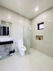 梭桃邑Patteera Pool Villa Sattahip的浴室配有卫生间、盥洗盆和淋浴。